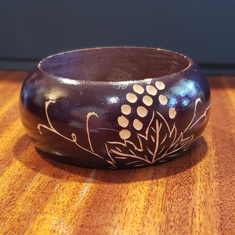 Vintage Dark Brown Wooden Bangle Bracelet with Vine and Grape Detail - Picture 4 of 5